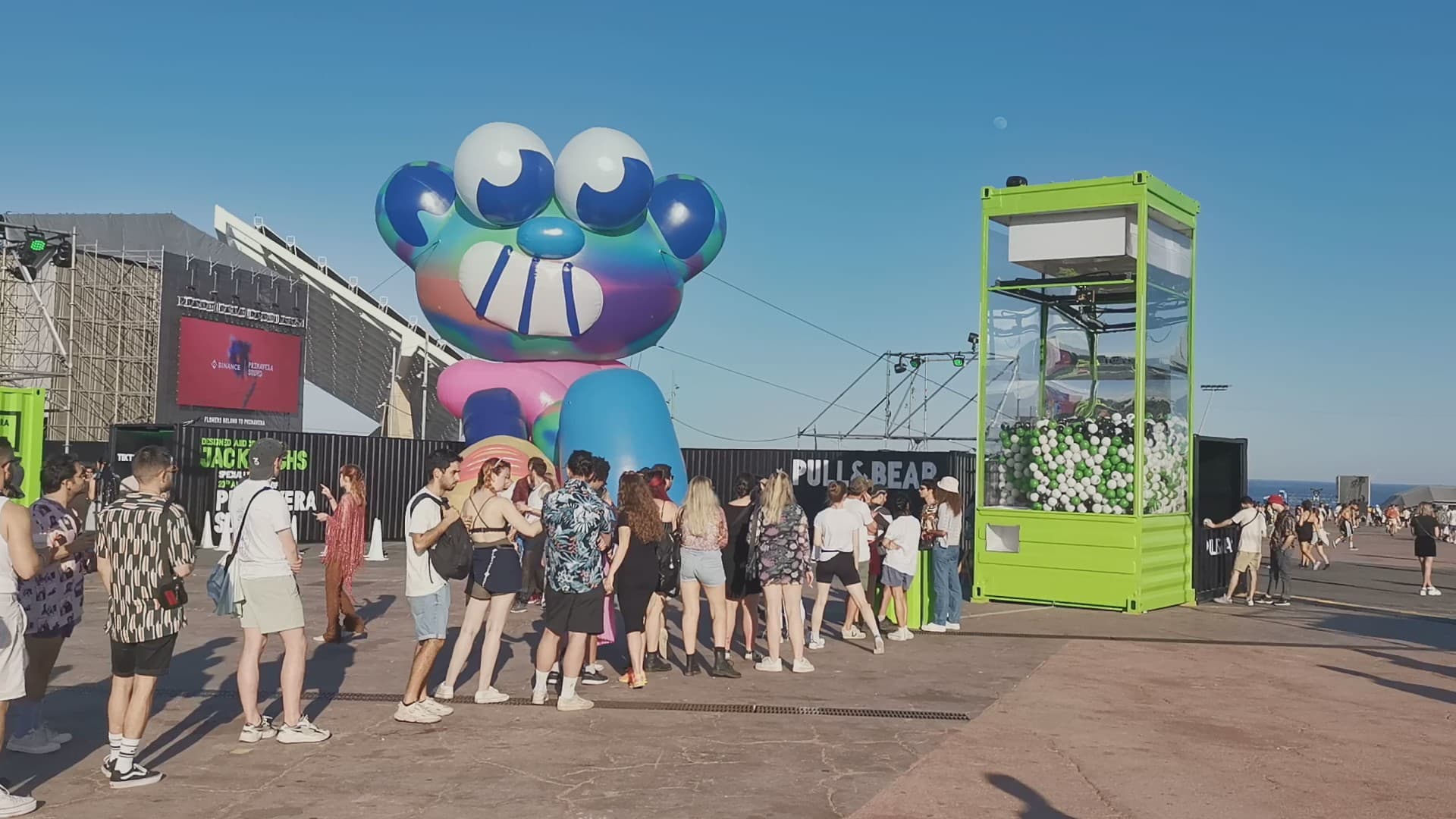UFO Catcher Machine - Pull & Bear - Primavera Sound